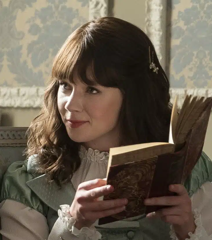 Character of Eloise Bridgerton reading a book